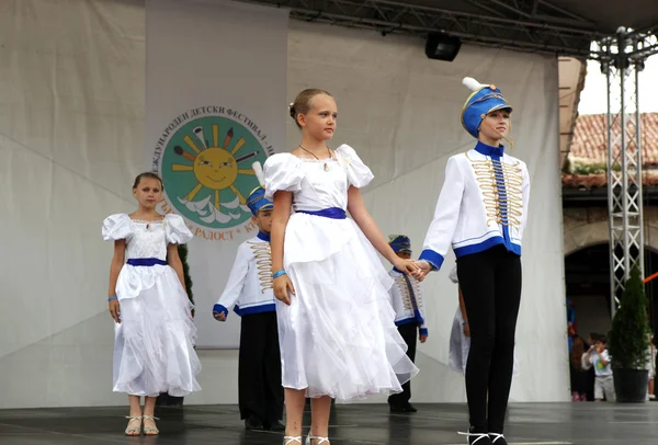 NESSEBAR - 18 GIUGNO: "Sole, gioia, bellezza" XV Festival Internazionale dei Bambini il 18 giugno 2014 a Nessebar, Bulgaria. Inizia il 15 giugno . — Foto Stock