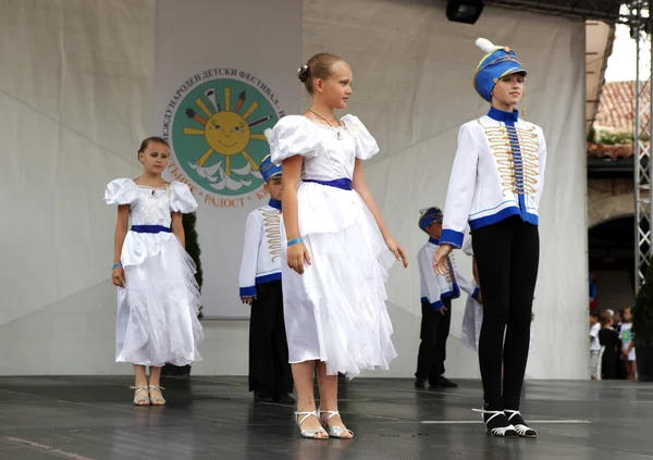 NESSEBAR - 18 GIUGNO: "Sole, gioia, bellezza" XV Festival Internazionale dei Bambini il 18 giugno 2014 a Nessebar, Bulgaria. Inizia il 15 giugno . — Foto Stock