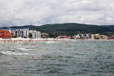 SUNNY BEACH, BULGARIA - 19 Haziran 2014: İnsanlar 19 Haziran 2014 'te Sunny Beach' i ziyaret eder. Sunny Beach, Bulgaristan 'ın en büyük ve en popüler sahil tatil beldesi..