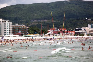 SUNNY BEACH, BULGARIA - 19 Haziran 2014: İnsanlar 19 Haziran 2014 'te Sunny Beach' i ziyaret eder. Sunny Beach, Bulgaristan 'ın en büyük ve en popüler sahil tatil beldesi..