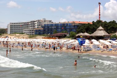 SUNNY BEACH, BULGARIA - 19 Haziran 2014: İnsanlar 19 Haziran 2014 'te Sunny Beach' i ziyaret eder. Sunny Beach, Bulgaristan 'ın en büyük ve en popüler sahil tatil beldesi..