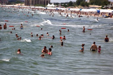 SUNNY BEACH, BULGARIA - 19 Haziran 2014: İnsanlar 19 Haziran 2014 'te Sunny Beach' i ziyaret eder. Sunny Beach, Bulgaristan 'ın en büyük ve en popüler sahil tatil beldesi..
