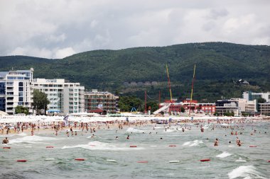 SUNNY BEACH, BULGARIA - 19 Haziran 2014: İnsanlar 19 Haziran 2014 'te Sunny Beach' i ziyaret eder. Sunny Beach, Bulgaristan 'ın en büyük ve en popüler sahil tatil beldesi..