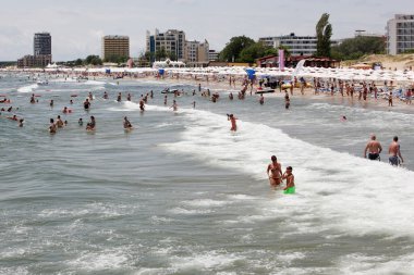 SUNNY BEACH, BULGARIA - 19 Haziran 2014: İnsanlar 19 Haziran 2014 'te Sunny Beach' i ziyaret eder. Sunny Beach, Bulgaristan 'ın en büyük ve en popüler sahil tatil beldesi..
