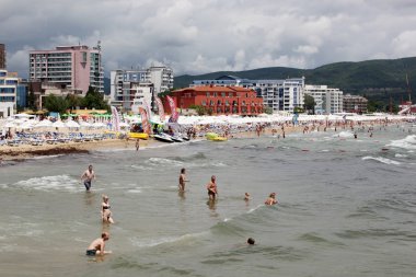 SUNNY BEACH, BULGARIA - 19 Haziran 2014: İnsanlar 19 Haziran 2014 'te Sunny Beach' i ziyaret eder. Sunny Beach, Bulgaristan 'ın en büyük ve en popüler sahil tatil beldesi..