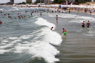 SUNNY BEACH, BULGARIA - 19 Haziran 2014: İnsanlar 19 Haziran 2014 'te Sunny Beach' i ziyaret eder. Sunny Beach, Bulgaristan 'ın en büyük ve en popüler sahil tatil beldesi..
