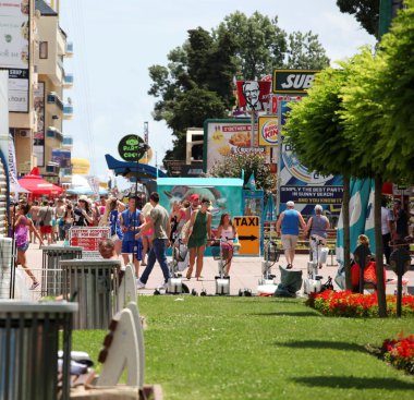 SUNNY BEACH, BULGARIA - 19 Haziran 2014: İnsanlar 19 Haziran 2014 'te Sunny Beach' i ziyaret eder. Sunny Beach, Bulgaristan 'ın en büyük ve en popüler sahil tatil beldesi..