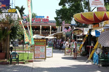 SUNNY BEACH, BULGARIA - 19 Haziran 2014: İnsanlar 19 Haziran 2014 'te Sunny Beach' i ziyaret eder. Sunny Beach, Bulgaristan 'ın en büyük ve en popüler sahil tatil beldesi..