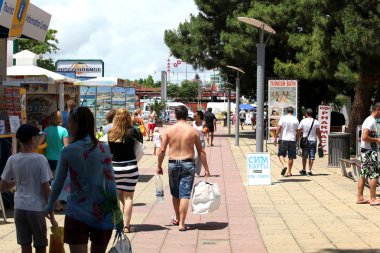 SUNNY BEACH, BULGARIA - 19 Haziran 2014: İnsanlar 19 Haziran 2014 'te Sunny Beach' i ziyaret eder. Sunny Beach, Bulgaristan 'ın en büyük ve en popüler sahil tatil beldesi..