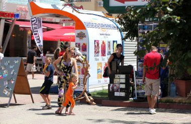 SUNNY BEACH, BULGARIA - 19 Haziran 2014: İnsanlar 19 Haziran 2014 'te Sunny Beach' i ziyaret eder. Sunny Beach, Bulgaristan 'ın en büyük ve en popüler sahil tatil beldesi..