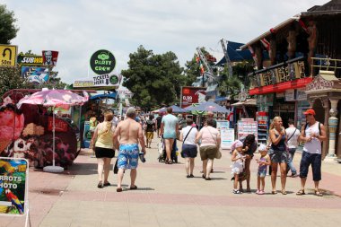 SUNNY BEACH, BULGARIA - 19 Haziran 2014: İnsanlar 19 Haziran 2014 'te Sunny Beach' i ziyaret eder. Sunny Beach, Bulgaristan 'ın en büyük ve en popüler sahil tatil beldesi..