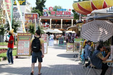 SUNNY BEACH, BULGARIA - 19 Haziran 2014: İnsanlar 19 Haziran 2014 'te Sunny Beach' i ziyaret eder. Sunny Beach, Bulgaristan 'ın en büyük ve en popüler sahil tatil beldesi..