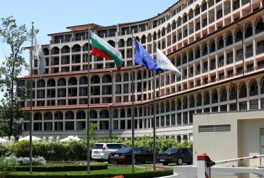 SUNNY BEACH, BULGARIA - 19 Haziran 2014: İnsanlar 19 Haziran 2014 'te Sunny Beach' i ziyaret eder. Sunny Beach, Bulgaristan 'ın en büyük ve en popüler sahil tatil beldesi..