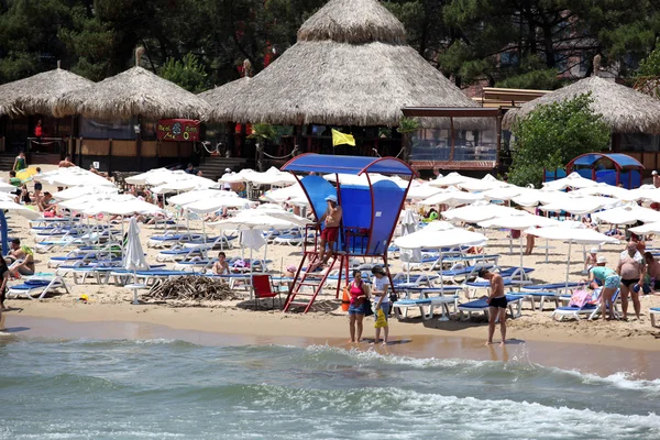 SUNNY BEACH, BULGARIA - JUNE 19: People visit Sunny Beach on June 19, 2014. Sunny Beach is the largest and most popular seaside beach resort in Bulgaria. — Stock Photo, Image