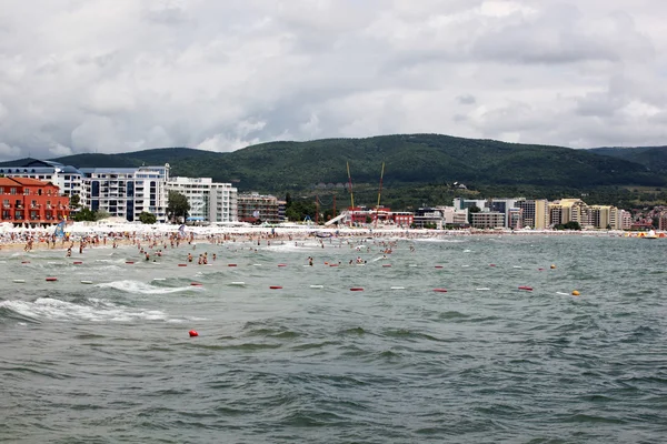 SUNNY BEACH, BULGARIA - JUNE 19: People visit Sunny Beach on June 19, 2014. Sunny Beach is the largest and most popular seaside beach resort in Bulgaria. — Stock Photo, Image