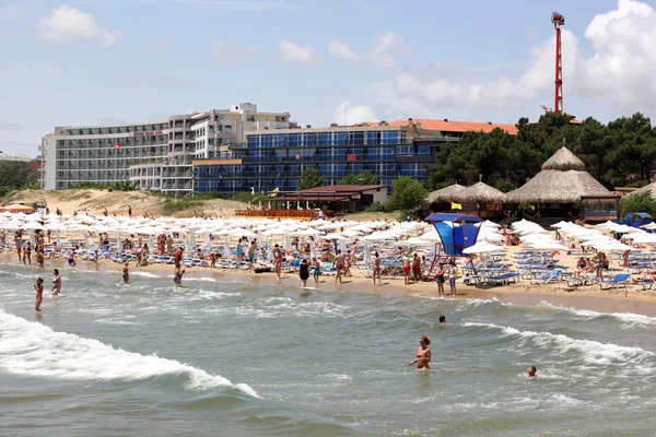 SUNNY BEACH, BULGARIA - JUNE 19: People visit Sunny Beach on June 19, 2014. Sunny Beach is the largest and most popular seaside beach resort in Bulgaria. — Stock Photo, Image