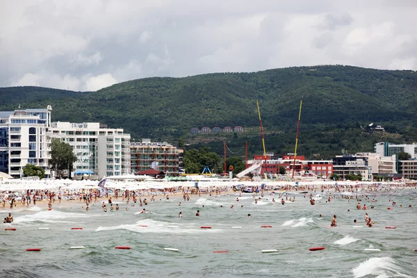 SUNNY BEACH, BULGARIA - JUNE 19: People visit Sunny Beach on June 19, 2014. Sunny Beach is the largest and most popular seaside beach resort in Bulgaria. — Stock Photo, Image