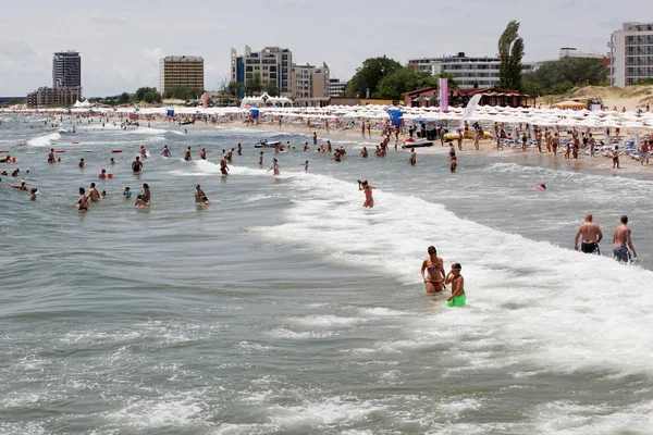 SUNNY BEACH, BULGARIA - JUNE 19: People visit Sunny Beach on June 19, 2014. Sunny Beach is the largest and most popular seaside beach resort in Bulgaria. — Stock Photo, Image