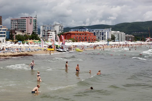 PLAYA SUNNY, BULGARIA - 19 DE JUNIO: La gente visita Sunny Beach el 19 de junio de 2014. Sunny Beach es el balneario más grande y popular de Bulgaria. —  Fotos de Stock