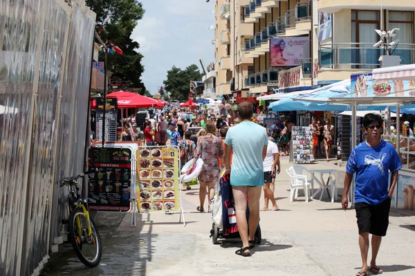 SUNNY BEACH, BULGARIE - 19 JUIN : Les gens visitent Sunny Beach le 19 juin 2014. Sunny Beach est la station balnéaire la plus grande et la plus populaire de Bulgarie. — Photo