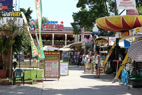 SUNNY BEACH, BULGARIEN - JUNI 19: Människor besöker Sunny Beach den 19 juni 2014. Sunny Beach är den största och mest populära badorten i Bulgarien. — Stockfoto