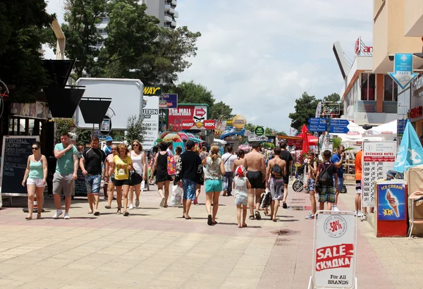 SUNNY BEACH, BUŁGARIA - CZERWCA 19: Ludzie odwiedzają Sunny Beach 19 czerwca 2014 roku. Sunny Beach jest największym i najbardziej popularnym kurortem nadmorskim w Bułgarii. — Zdjęcie stockowe