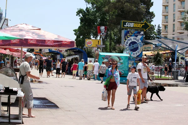 SUNNY BEACH, BUŁGARIA - CZERWCA 19: Ludzie odwiedzają Sunny Beach 19 czerwca 2014 roku. Sunny Beach jest największym i najbardziej popularnym kurortem nadmorskim w Bułgarii. — Zdjęcie stockowe