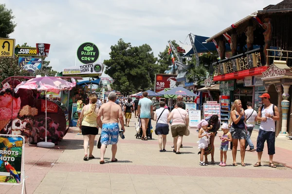 SUNNY BEACH, BULGARIEN - JUNI 19: Människor besöker Sunny Beach den 19 juni 2014. Sunny Beach är den största och mest populära badorten i Bulgarien. — Stockfoto