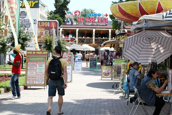 SUNNY BEACH, BULGARIA - 19 Haziran 2014: İnsanlar 19 Haziran 2014 'te Sunny Beach' i ziyaret eder. Sunny Beach, Bulgaristan 'ın en büyük ve en popüler sahil tatil beldesi..