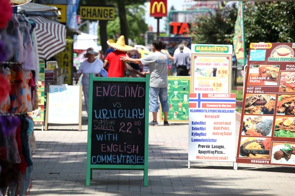 SUNNY BEACH, BULGARIA - 6月19:人々は2014年6月19日にサニービーチを訪問します。サニービーチはブルガリアで最大かつ最も人気のある海辺のリゾート地です。. — ストック写真