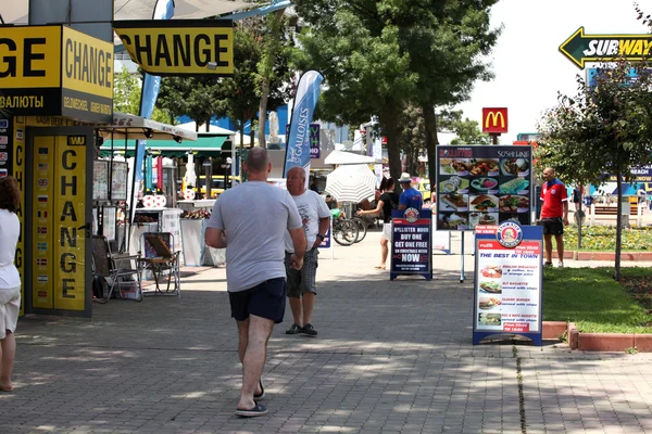 SUNNY BEACH, BULGARIA - 6月19:人々は2014年6月19日にサニービーチを訪問します。サニービーチはブルガリアで最大かつ最も人気のある海辺のリゾート地です。. — ストック写真