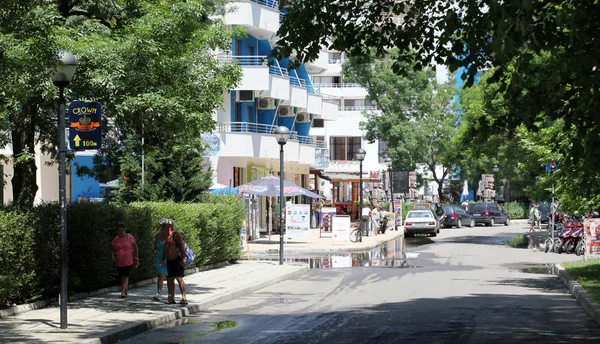 SUNNY BEACH, BULGARIA - JUNE 19: People visit Sunny Beach on June 19, 2014. Sunny Beach is the largest and most popular seaside beach resort in Bulgaria. — Stock Photo, Image