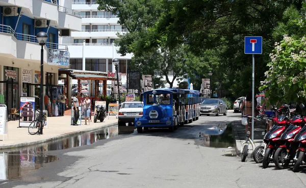 SUNNY BEACH, BULGÁRIA - JUNHO 19: As pessoas visitam Sunny Beach em 19 de junho de 2014. Sunny Beach é a maior e mais popular estância balnear na Bulgária. — Fotografia de Stock