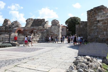 Nesebar, Bulgaristan - Ağustos 29: Ağustos 29, eski şehir ziyaret 2014 yılında nesebar, Bulgaristan. Nesebar 1956 yılında müze kent, unesco tarafından Arkeoloji ve mimari rezervasyon olarak ilan edildi.