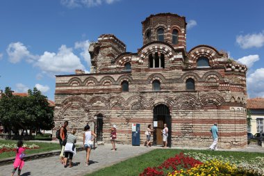 Nesebar, Bulgaristan - Ağustos 29: Ağustos 29, eski şehir ziyaret 2014 yılında nesebar, Bulgaristan. Nesebar 1956 yılında müze kent, unesco tarafından Arkeoloji ve mimari rezervasyon olarak ilan edildi.
