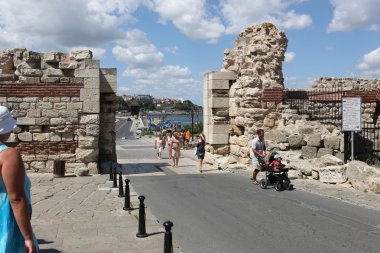 Nesebar, Bulgaristan - Ağustos 29: Ağustos 29, eski şehir ziyaret 2014 yılında nesebar, Bulgaristan. Nesebar 1956 yılında müze kent, unesco tarafından Arkeoloji ve mimari rezervasyon olarak ilan edildi.