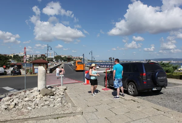 NESEBAR, BULGARIA - AUGUST 29: People visit Old Town on August 29, 2014 in Nesebar, Bulgaria. Nesebar in 1956 was declared as museum city, archaeological and architectural reservation by UNESCO. — Stock Photo, Image