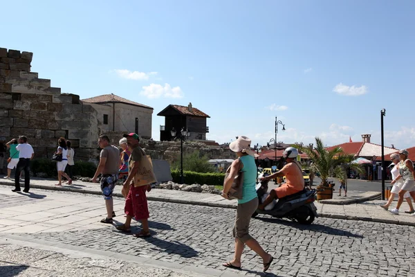 Nesebar, Bulgarije - augustus 29: mensen oude stad bezoeken op augustus 29, 2014 in nesebar, Bulgarije. Nesebar in 1956 werd verklaard als museumstad, archeologische en architectonische reservering door unesco. — Stockfoto