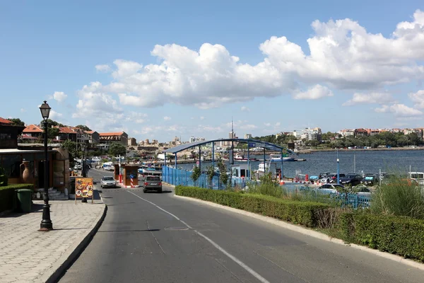 NESEBAR, BULGÁRIA - 29 de agosto: As pessoas visitam a Cidade Velha em 29 de agosto de 2014 em Nesebar, Bulgária. Nesebar em 1956 foi declarado como museu da cidade, arqueológico e reserva arquitetônica pela UNESCO . — Fotografia de Stock