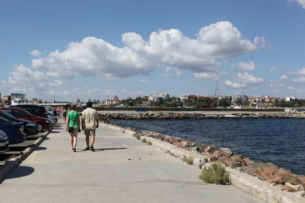 NESEBAR, BULGARIA - 29 de agosto: La gente visita el casco antiguo el 29 de agosto de 2014 en Nesebar, Bulgaria. Nesebar en 1956 fue declarada ciudad museo, reserva arqueológica y arquitectónica por la UNESCO . —  Fotos de Stock