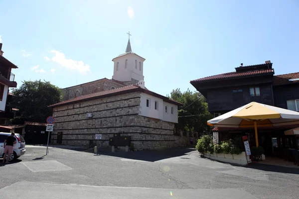NESEBAR, BULGÁRIA - 29 de agosto: As pessoas visitam a Cidade Velha em 29 de agosto de 2014 em Nesebar, Bulgária. Nesebar em 1956 foi declarado como museu da cidade, arqueológico e reserva arquitetônica pela UNESCO . — Fotografia de Stock