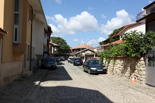 NESEBAR, BULGARIE - 29 AOÛT : Les gens visitent la vieille ville le 29 août 2014 à Nesebar, Bulgarie. Nesebar en 1956 a été déclarée ville-musée, réserve archéologique et architecturale par l'UNESCO . — Photo