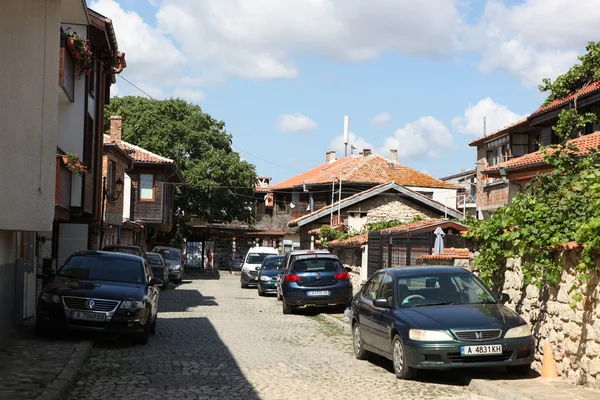 NESEBAR, BULGARIE - 29 AOÛT : Les gens visitent la vieille ville le 29 août 2014 à Nesebar, Bulgarie. Nesebar en 1956 a été déclarée ville-musée, réserve archéologique et architecturale par l'UNESCO . — Photo