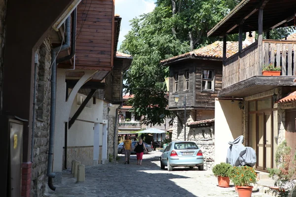 NESEBAR, BULGARIA - 29 de agosto: La gente visita el casco antiguo el 29 de agosto de 2014 en Nesebar, Bulgaria. Nesebar en 1956 fue declarada ciudad museo, reserva arqueológica y arquitectónica por la UNESCO . —  Fotos de Stock