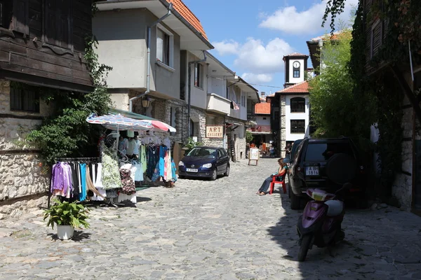 NESEBAR, BULGARIA - 29 de agosto: La gente visita el casco antiguo el 29 de agosto de 2014 en Nesebar, Bulgaria. Nesebar en 1956 fue declarada ciudad museo, reserva arqueológica y arquitectónica por la UNESCO . — Foto de Stock