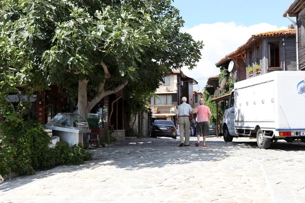 NESEBAR, BULGARIA - 29 de agosto: La gente visita el casco antiguo el 29 de agosto de 2014 en Nesebar, Bulgaria. Nesebar en 1956 fue declarada ciudad museo, reserva arqueológica y arquitectónica por la UNESCO . — Foto de Stock