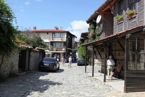 Nesebar, Bułgaria - 29 sierpnia: ludzie odwiedzić starego miasta na 29 sierpnia, 2014 w Nesebyrze, Bułgaria. Nesebar w 1956 został zadeklarowany jako muzeum miasta, archeologiczne i architektoniczne rezerwacji przez unesco. — Zdjęcie stockowe