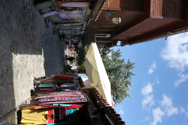 NESEBAR, BULGARIA - 29 de agosto: La gente visita el casco antiguo el 29 de agosto de 2014 en Nesebar, Bulgaria. Nesebar en 1956 fue declarada ciudad museo, reserva arqueológica y arquitectónica por la UNESCO . — Foto de Stock