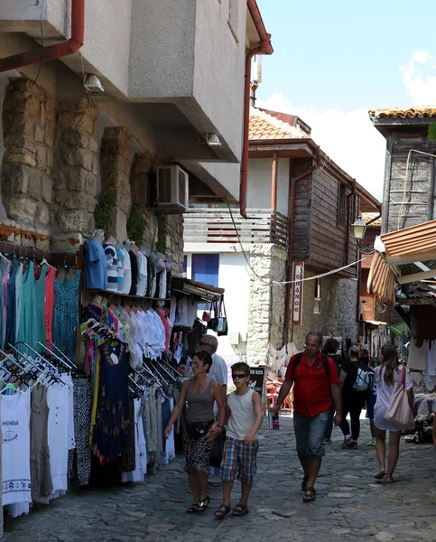 NESEBAR, BULGARIA - 29 de agosto: La gente visita el casco antiguo el 29 de agosto de 2014 en Nesebar, Bulgaria. Nesebar en 1956 fue declarada ciudad museo, reserva arqueológica y arquitectónica por la UNESCO . — Foto de Stock