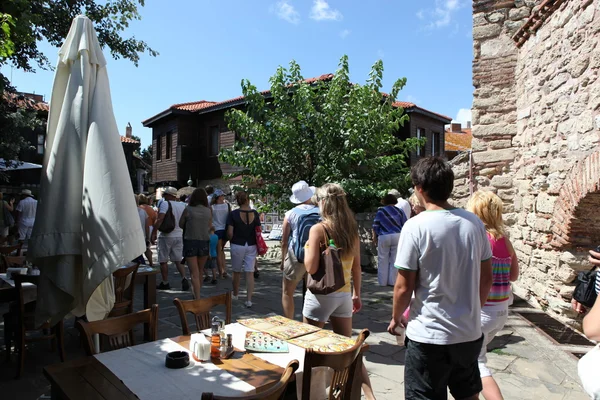 NESEBAR, BULGÁRIA - 29 de agosto: As pessoas visitam a Cidade Velha em 29 de agosto de 2014 em Nesebar, Bulgária. Nesebar em 1956 foi declarado como museu da cidade, arqueológico e reserva arquitetônica pela UNESCO . — Fotografia de Stock